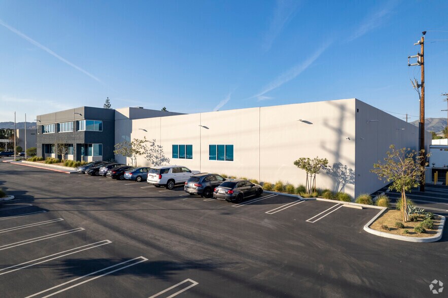 More Photos Of 21123 Nordhoff St, Chatsworth Warehouse For Lease