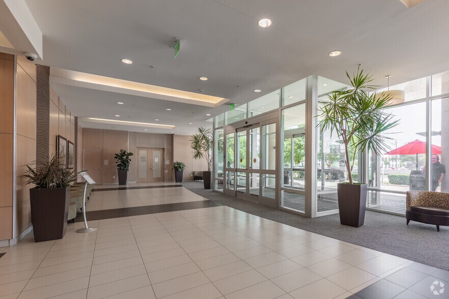 More Photos Of 17051 N Dallas Pky, Addison Medical For Lease