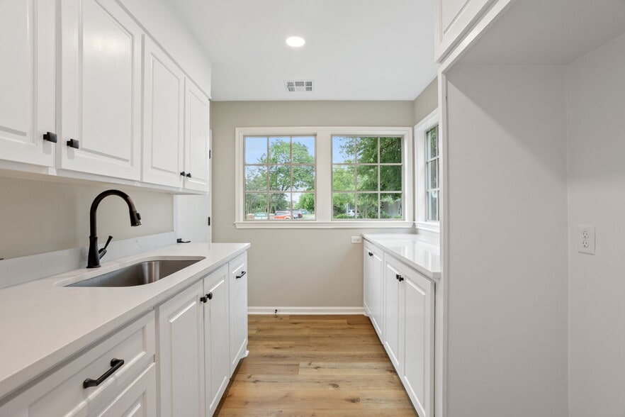 More Photos Of 1628 Ryan St, Lake Charles Office For Lease