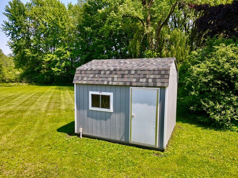 More Photos Of 3172 N Riverside Dr, Saukville General Retail For Sale