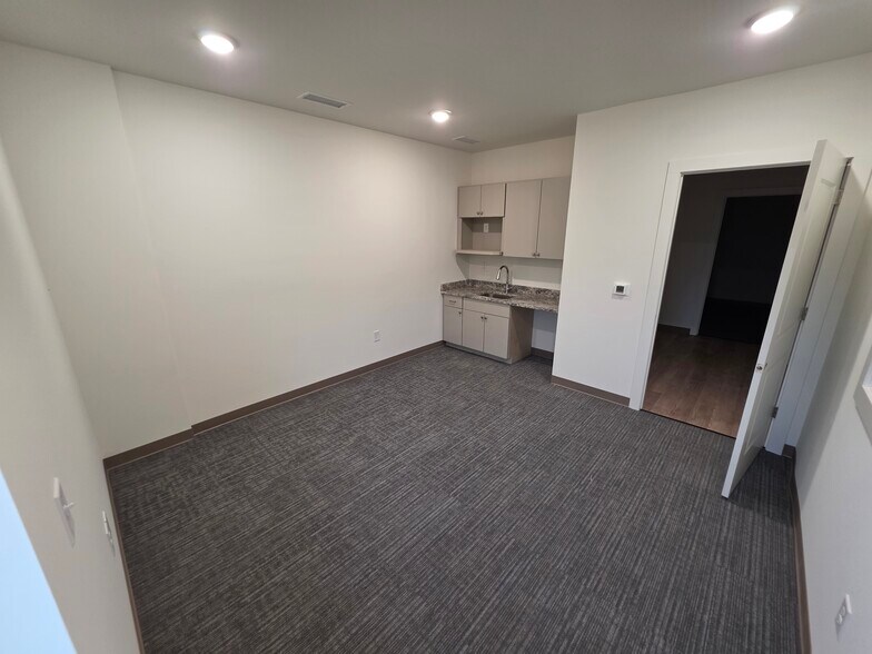 More Photos Of 5051 Farmville Rd, Auburn Flex For Sale