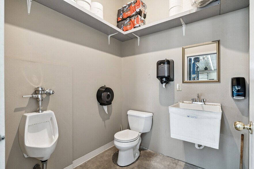 More Photos Of 702 Short St, Decorah Office For Sale