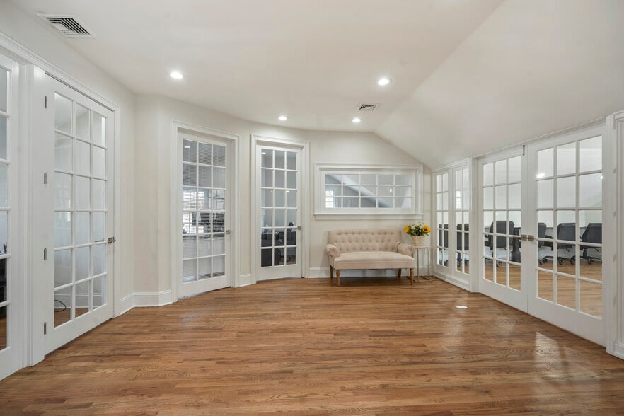 More Photos Of 113 tindall Rd, Middletown Office For Sale