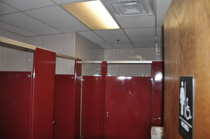 More Photos Of 585 Prospect St, Lakewood Warehouse For Lease