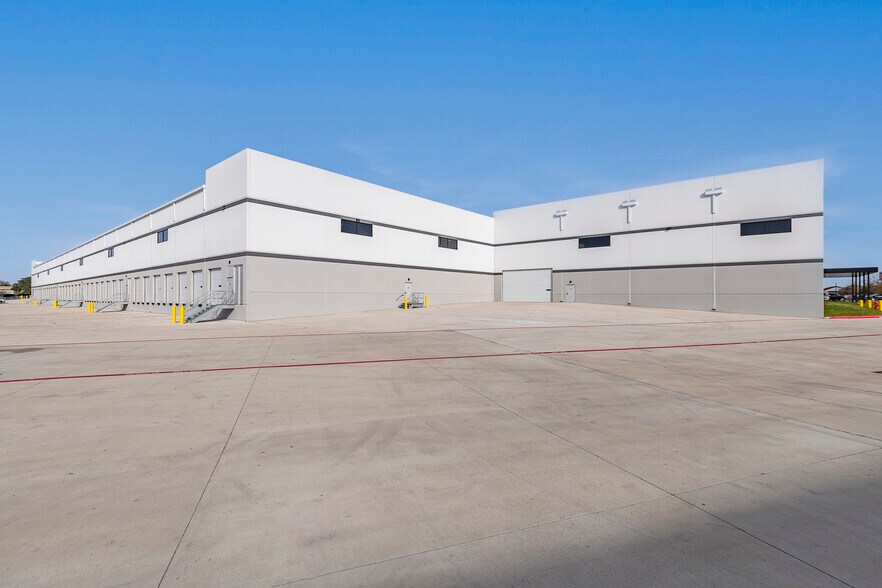 More Photos Of 4536 W Royal, Irving Warehouse For Lease