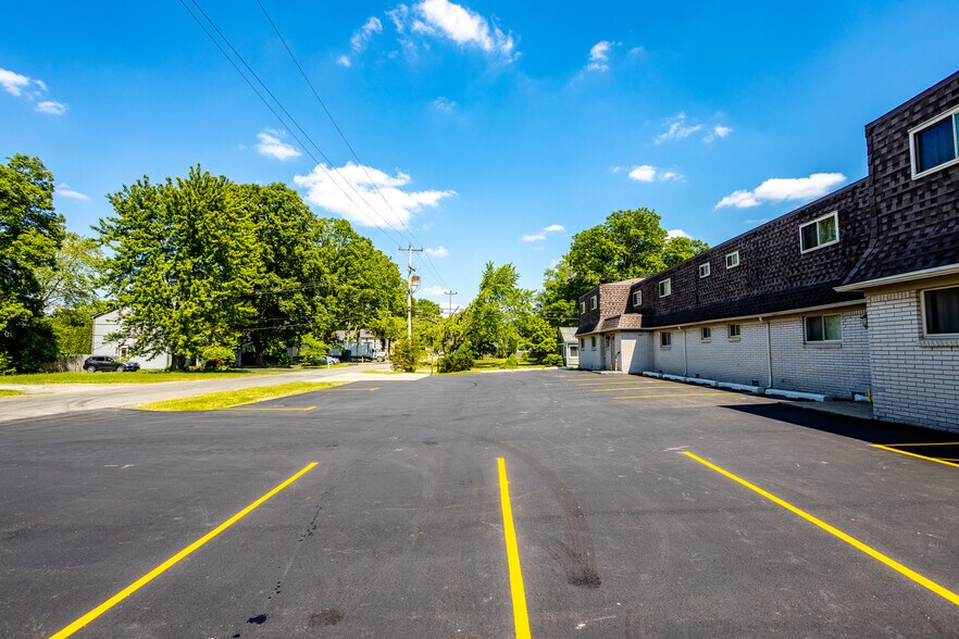 More Photos Of 2920-2932 Schroeder Blvd, Keego Harbor Apartments For Sale