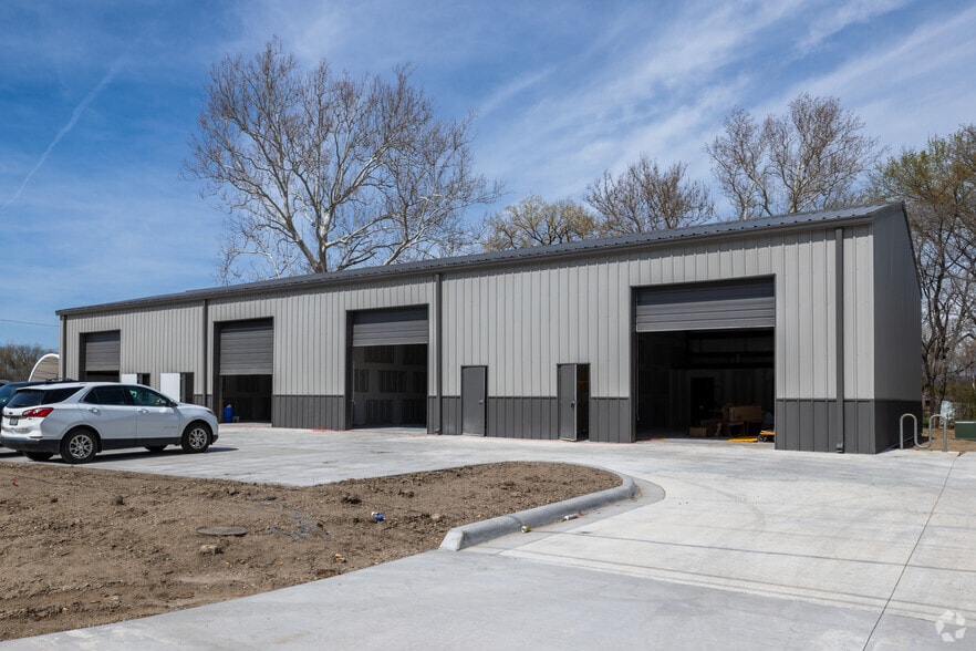 More Photos Of 100 NE Harlem Rd, Kansas City Light Manufacturing For Lease