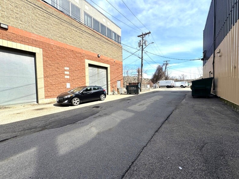 More Photos Of 4 Betty St, Everett Flex For Lease