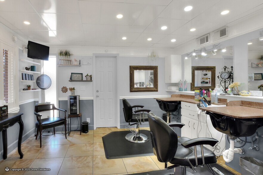 More Photos Of 146 W Robertson St, Brandon Storefront For Sale