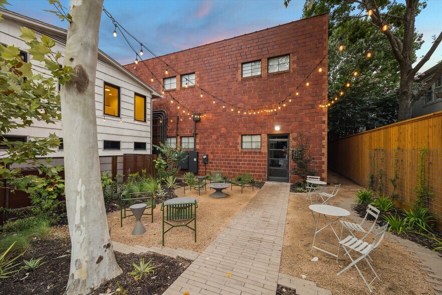 More Photos Of 2422 Bartlett St, Houston Loft Creative Space For Lease