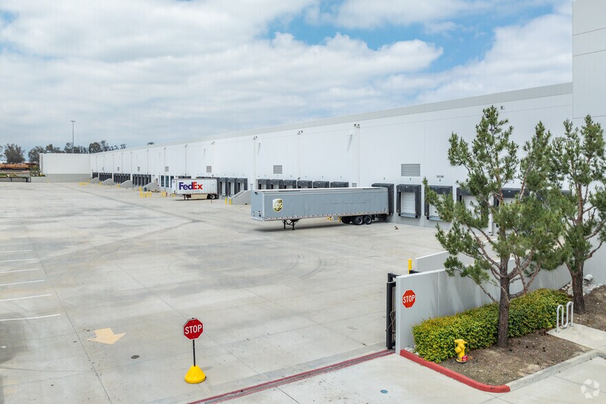 More Photos Of 17820 Slover Ave, Bloomington Warehouse For Lease