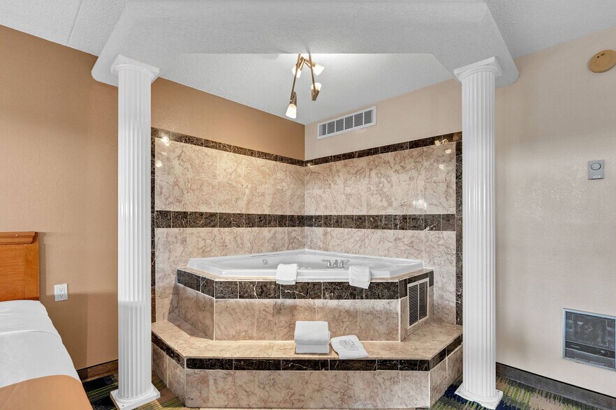 More Photos Of 3232 N Summit St, Arkansas City Hotel For Sale