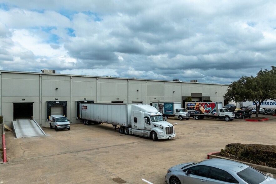 More Photos Of 845 Interchange Blvd, Austin Distribution For Lease