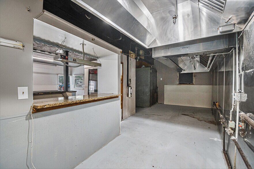 More Photos Of 6500 Railroad Ave, Omaha Restaurant For Lease