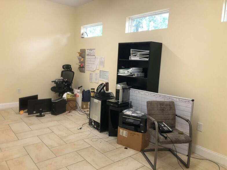More Photos Of 11824 Jackson Rd, Thonotosassa Office Residential For Lease