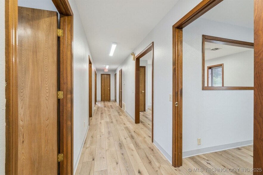 More Photos Of 1236 E Main St, Cushing Medical For Sale