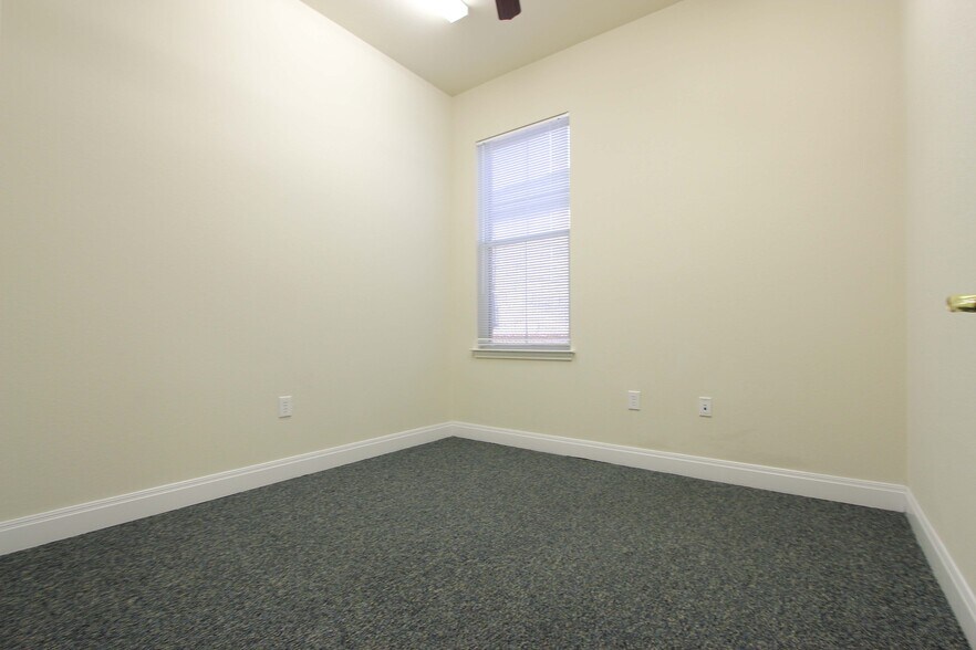 More Photos Of 1311 Chisholm Trl, Round Rock Office For Lease