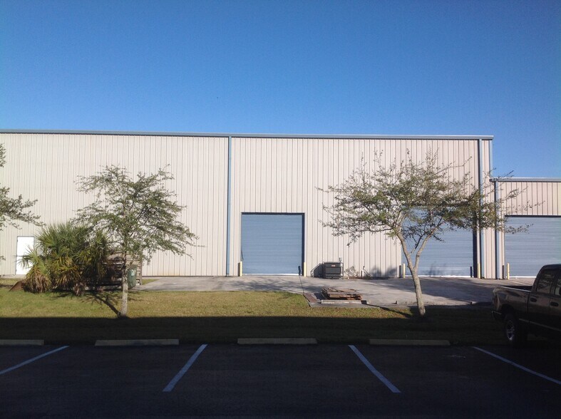 More Photos Of 9050 16th Pl, Vero Beach Warehouse For Lease