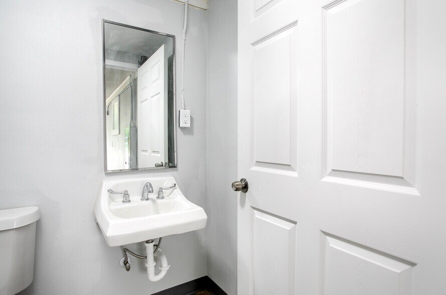 More Photos Of 2410 Angeline St, Kilgore Freestanding For Lease