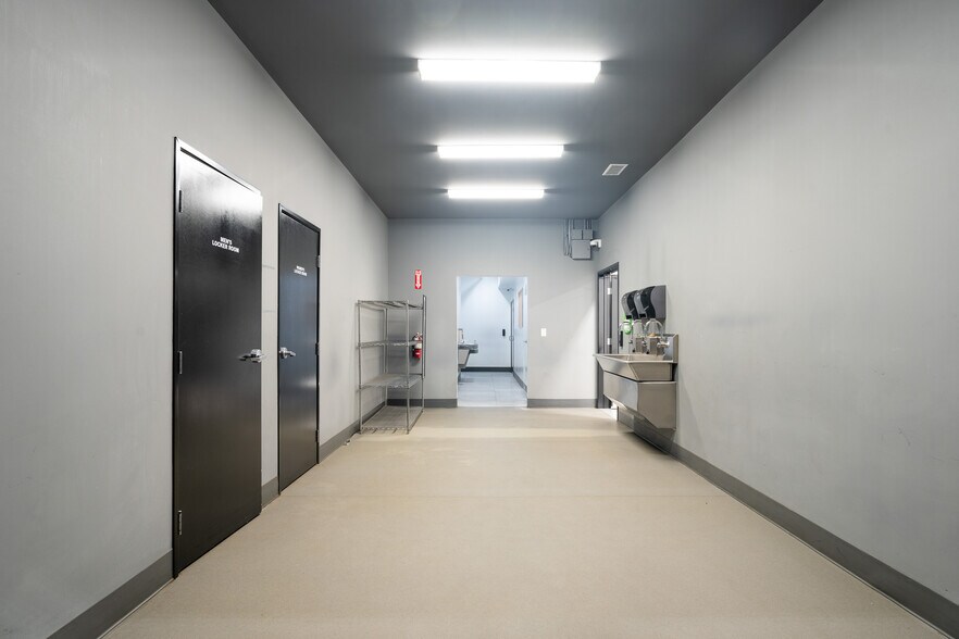 More Photos Of 19533 McLane St, Palm Springs Distribution For Sale