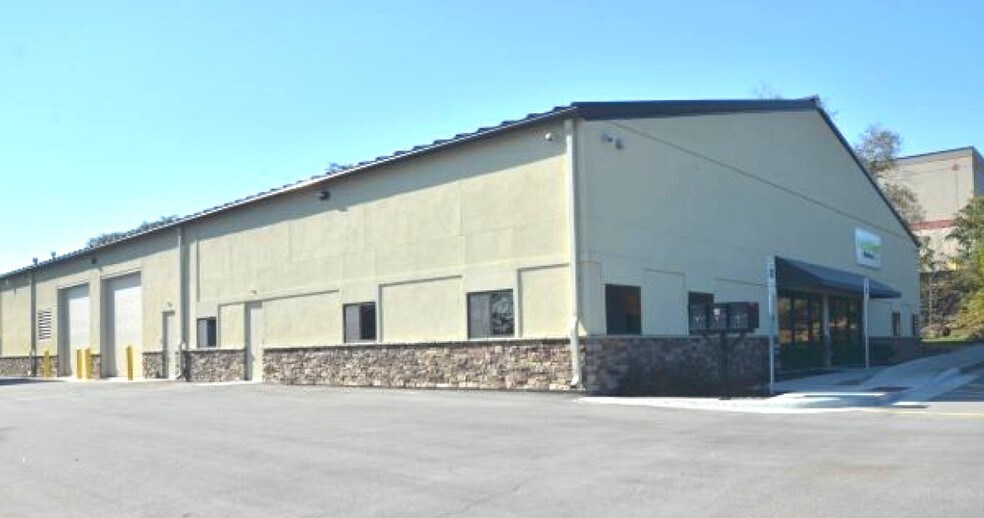 Primary Photo Of 2707 NE Brooktree Ln, Kansas City Flex For Sale