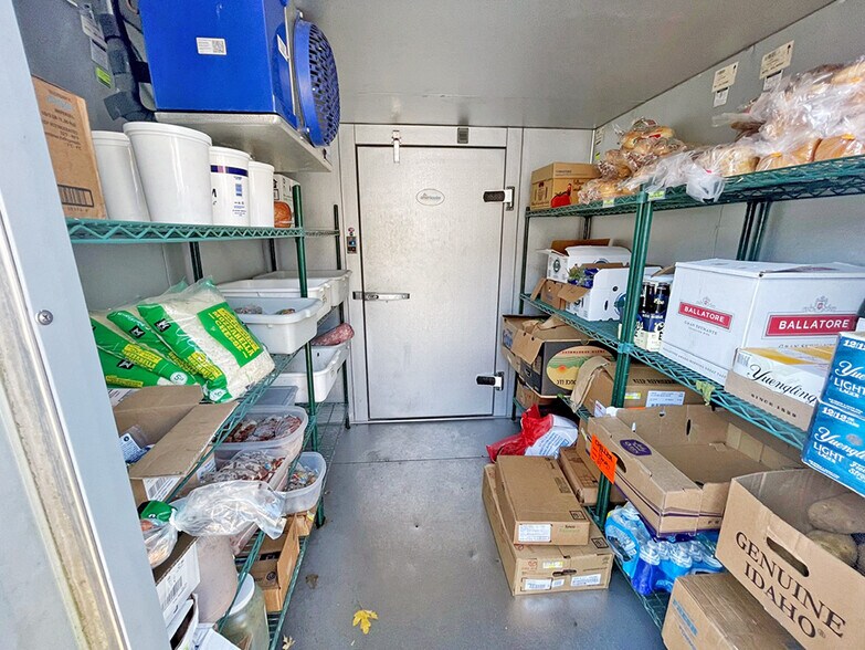 More Photos Of 109 S Maple St, Mulberry Grove Restaurant For Sale