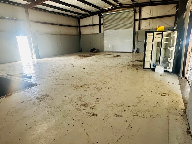 More Photos Of 1106 W Kilpatrick St, Cleburne Light Distribution For Lease