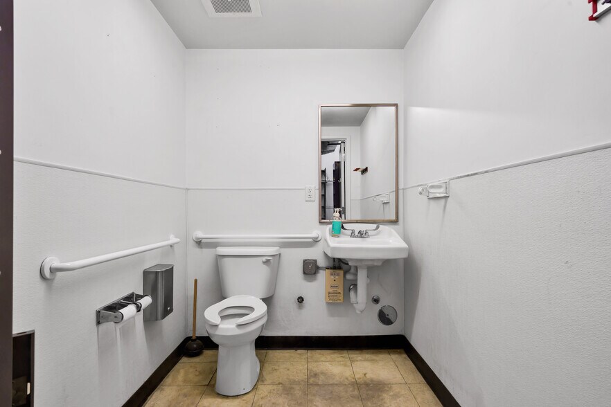 More Photos Of 227 8th St, Miami Beach General Retail For Lease