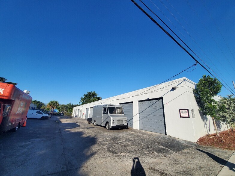 More Photos Of 3161-3181 NE 5th Ave, Oakland Park Self Storage For Lease