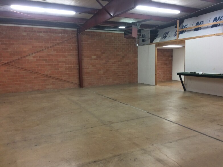 More Photos Of 8446 Gault Ln, San Antonio Light Distribution For Lease