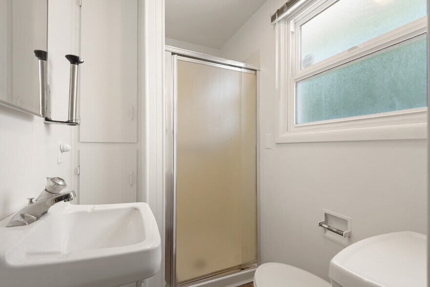 More Photos Of 1660 River Rd, Eugene Office For Lease