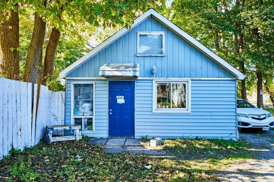 More Photos Of 562 Simcoe St S, Oshawa Storefront For Sale