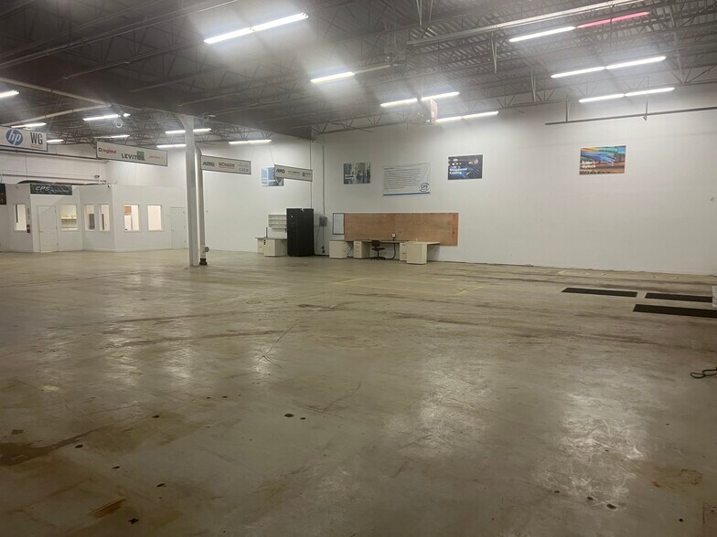 More Photos Of 1355 Wilhelm Rd, Mundelein Warehouse For Lease