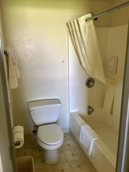 More Photos Of 711 N Center St, Shelbina Hotel For Sale