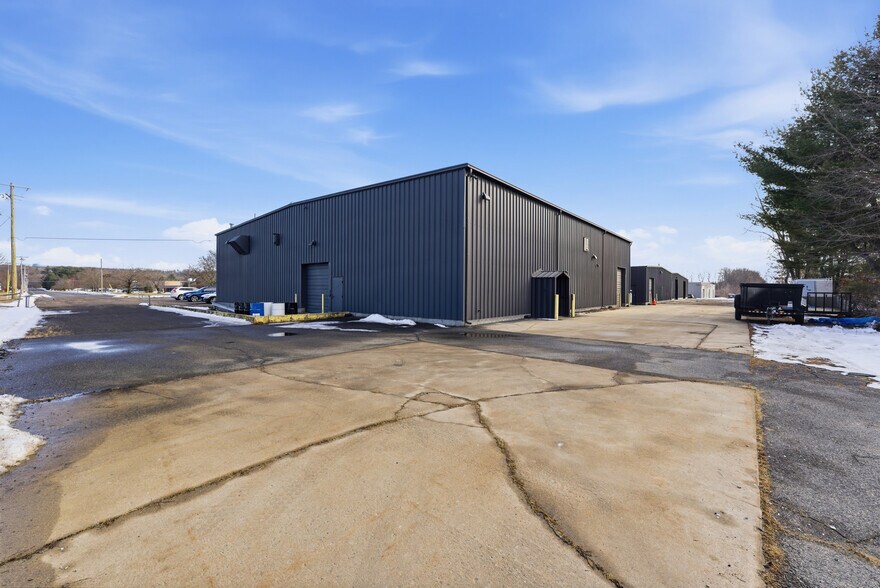 More Photos Of 198-202 Benton Dr, East Longmeadow Warehouse For Lease