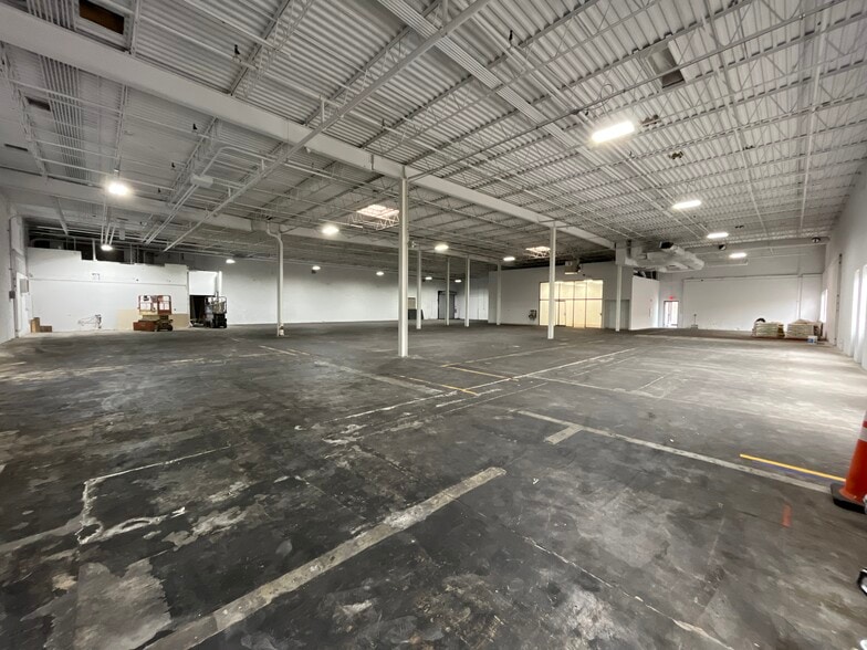 More Photos Of 909 E Orchard St, Mundelein Research And Development For Lease