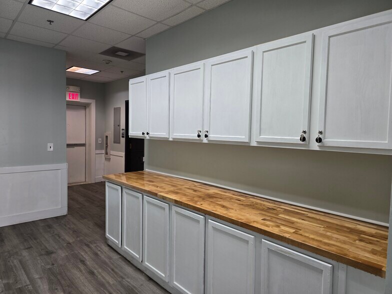 More Photos Of 375-385 College St, Amherst Office For Lease