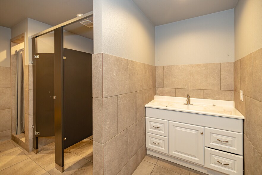 More Photos Of 8276 N SH 16, Poteet Distribution For Sale