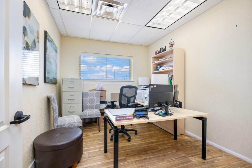 More Photos Of 140 Paloma Dr, Floresville Office For Sale