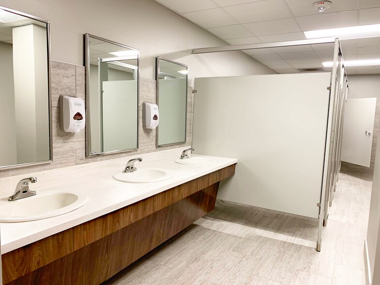 More Photos Of 9800 W Bluemound Rd, Wauwatosa Office For Sale