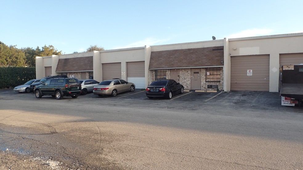 Primary Photo Of 216 NE 33rd St, Oakland Park Warehouse For Lease