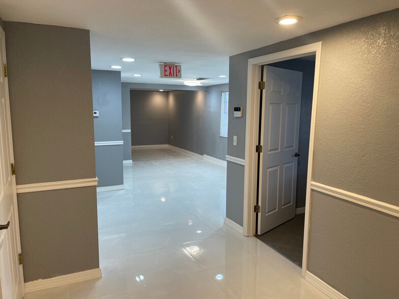 More Photos Of 11412 N Central Ave, Tampa Office For Lease