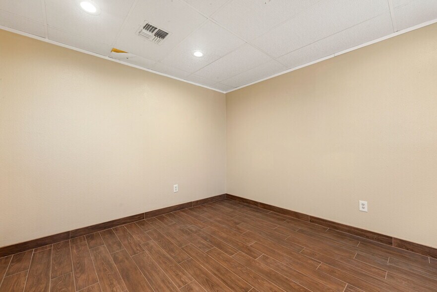 More Photos Of 130 W San Augustine St, Deer Park Office For Sale