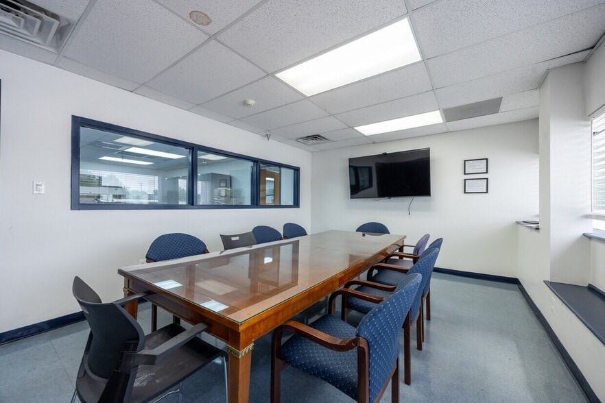 More Photos Of 99 Newbold Rd, Fairless Hills Warehouse For Lease