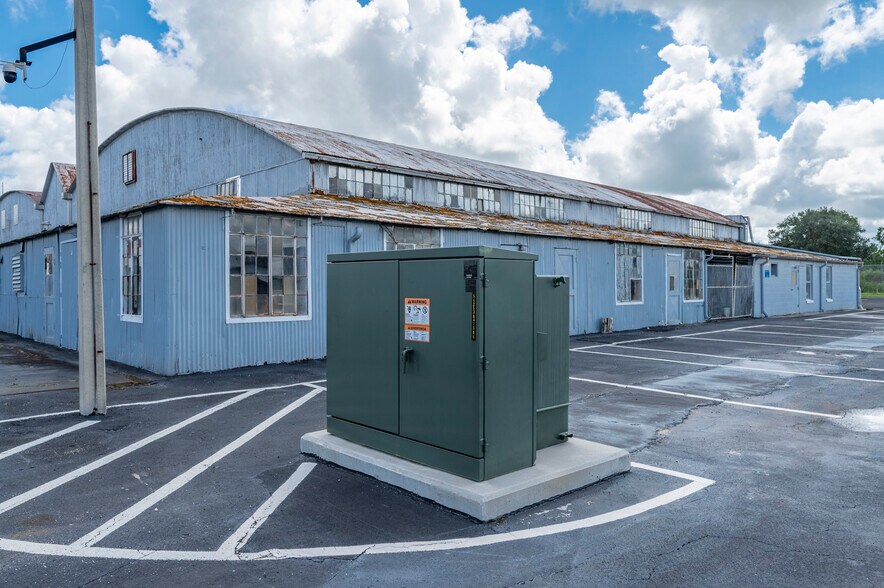 More Photos Of 5991 SE Circle Dr, Arcadia Flex For Sale