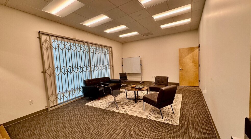 More Photos Of 18320-18330 Oxnard St, Tarzana Warehouse For Lease