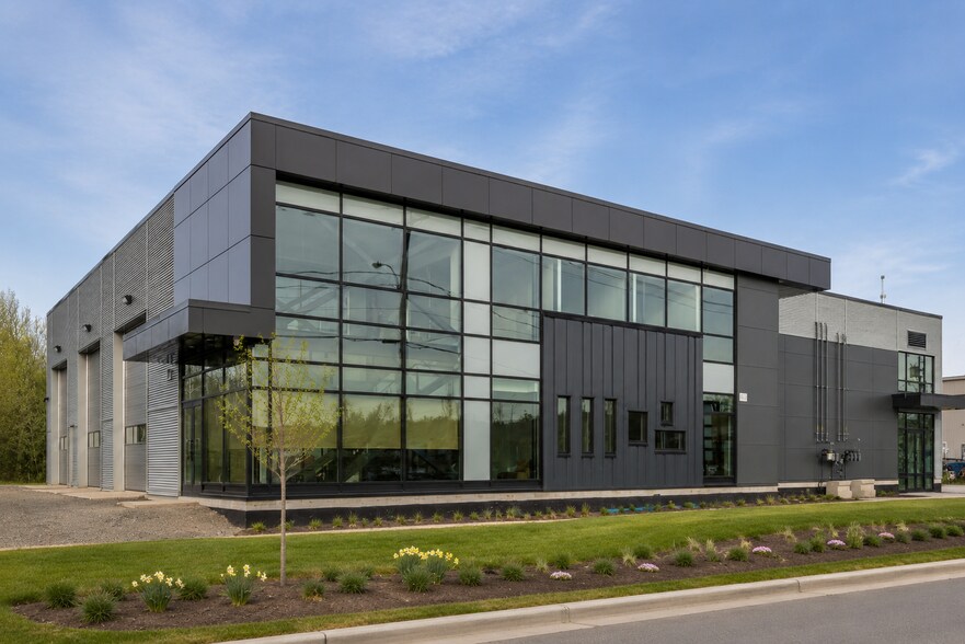 Primary Photo Of 555-575 Rue de Vernon, Gatineau Distribution For Lease
