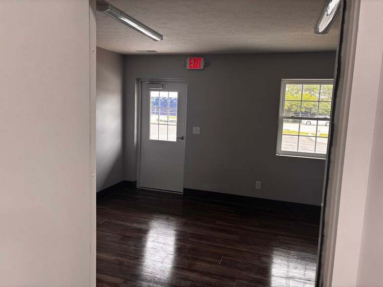 More Photos Of 1401 Amy Ln, Franklin Showroom For Lease