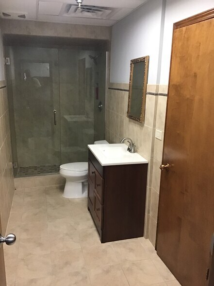 More Photos Of 435 W 194th St, Glenwood Manufacturing For Lease