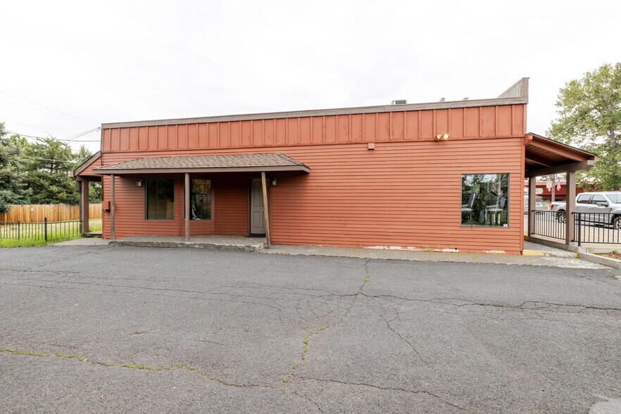 More Photos Of 220 W Cascade Ave, Sisters Storefront Retail Office For Lease